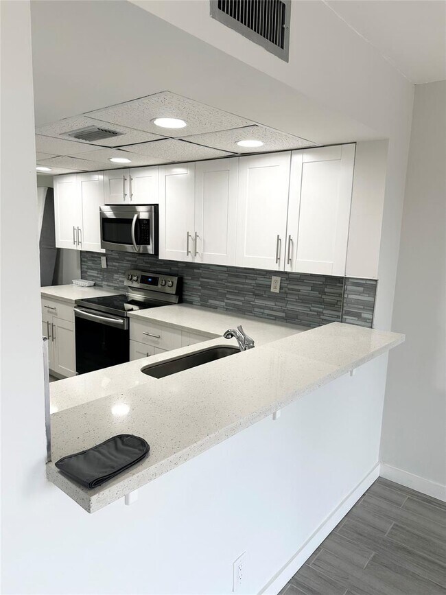 Building Photo - Modern Lakeview Townhouse Near Nova and Br...