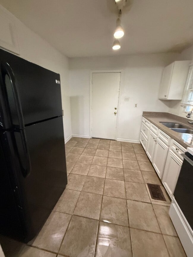 Building Photo - Charming 3 Bedroom Home on Secluded Street – Available Now!