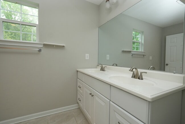 Building Photo - A charming house with 4 beds and 3.5 bath ...