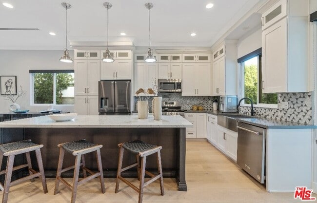 Building Photo - 19148 W Oxnard St