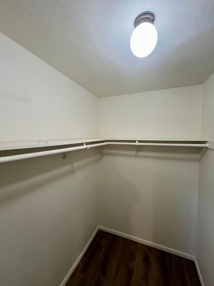 Building Photo - 2112 E Vista Way