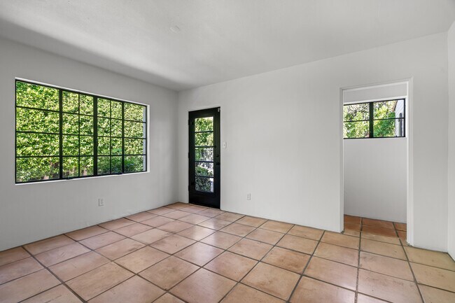 Building Photo - 839 N Avenida Olivos