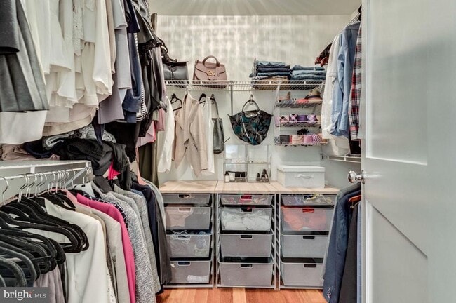 Building Photo - 820 W Glebe Rd