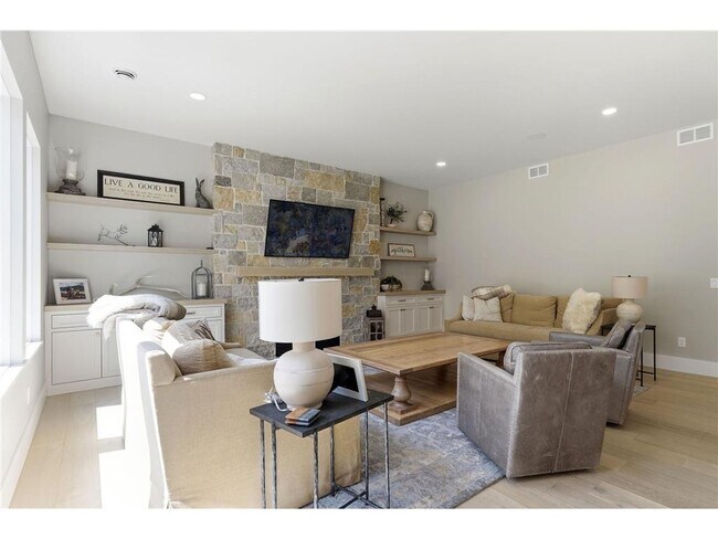 Building Photo - 6201 Gustavus Dr