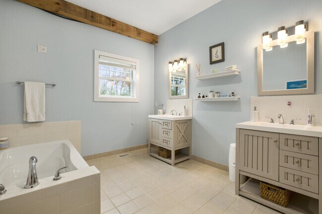 Building Photo - 320 Wainscott Harbor Rd