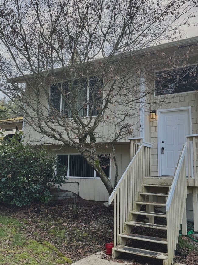 Building Photo - Silverdale - Chico Way neighborhood 3 bedroom duplex now available