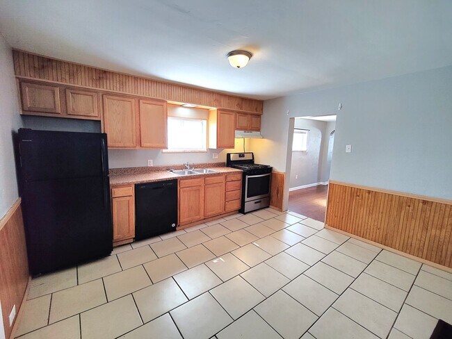 Building Photo - *Spacious & Updated 2BD/2BA Single Family ...