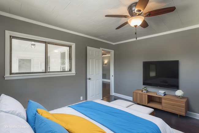 Building Photo - 3 Bedroom, 1 Bath home in the heart of Red...