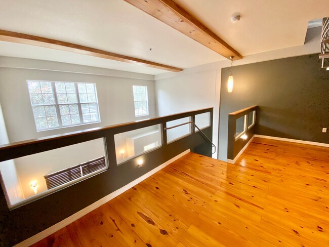 Building Photo - LUXURY TOWNHOME IN SODO 3/2.5 PLUS OFFICE ...