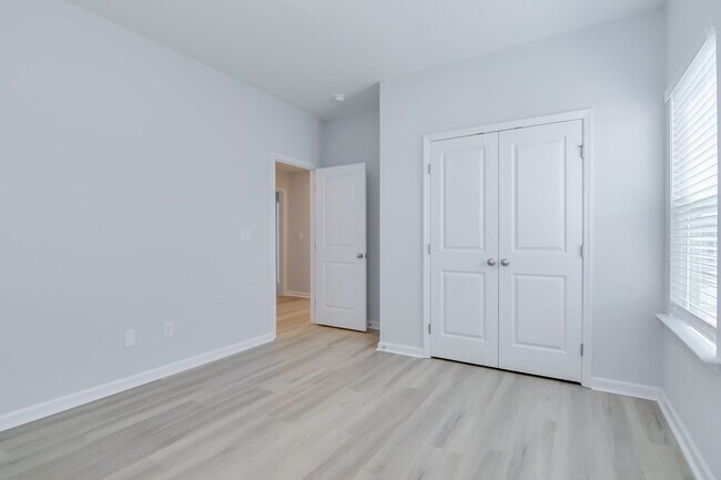 Building Photo - Like New Home - 4 Bed 3 Bath