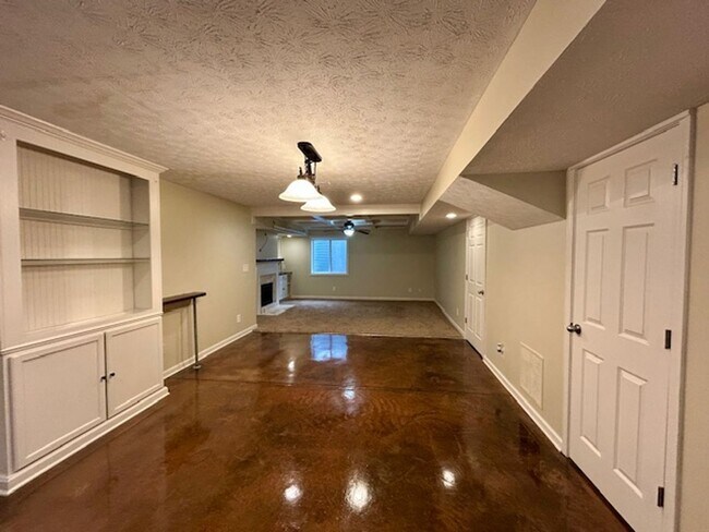 Building Photo - Beautiful 2 Story, 4 Bedroom, with a Full ...