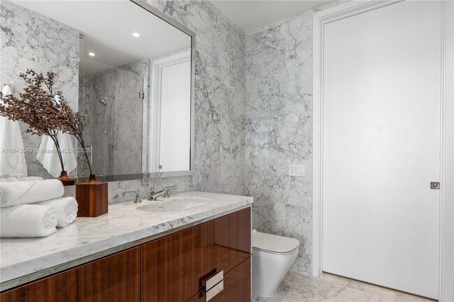 Building Photo - 15701 Collins Ave