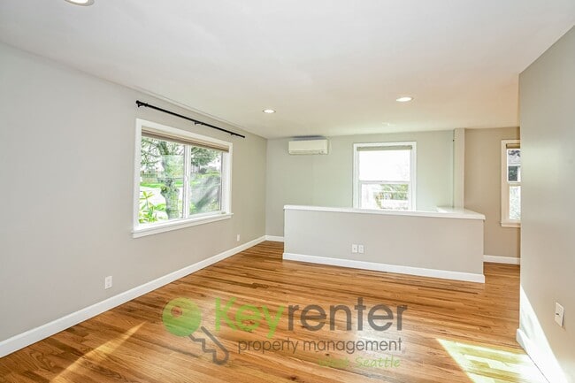 Building Photo - Modern Seattle Living with Deck, Yard, and Beautiful Views