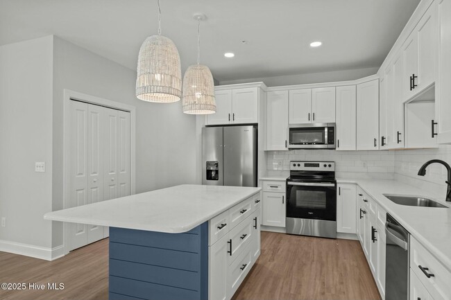 Building Photo - 400 Lighthouse Ln