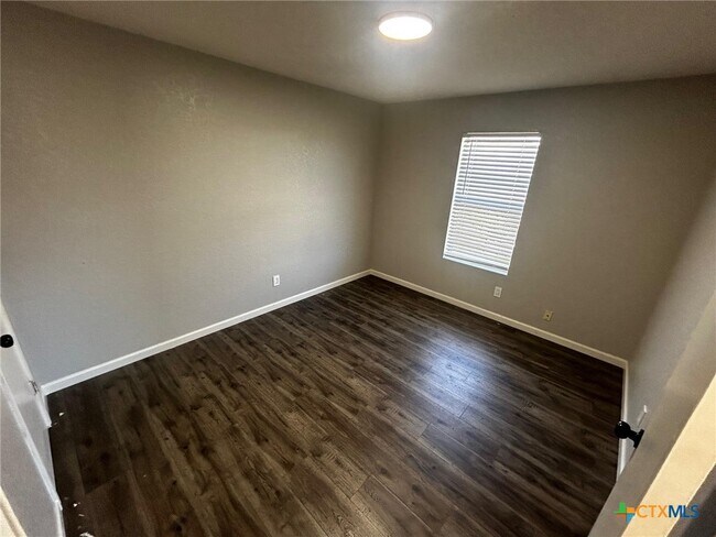 Building Photo - 3302 Viewcrest Dr