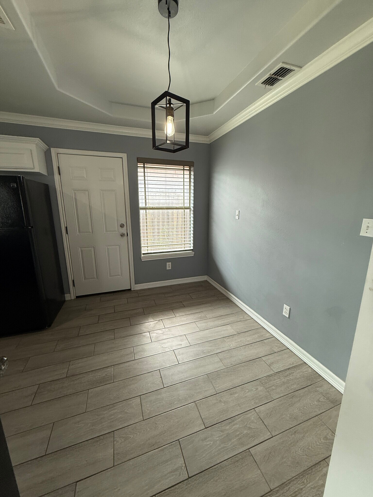 Unit C: Dining - 302 W Amy Dr