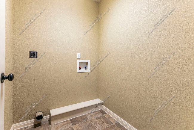 Building Photo - 1 Bedroom 2 Bath Available NOW