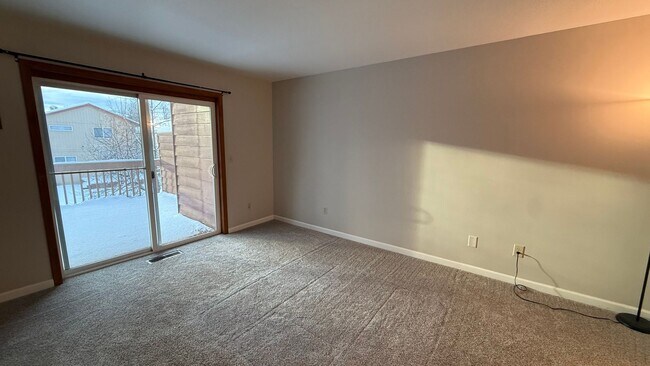 Building Photo - Lovely 2 bed townhome with private bathrooms for each!  Don't miss!