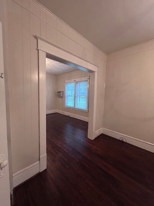 Building Photo - Spacious 3 BR home, Minutes to Medical Cen...