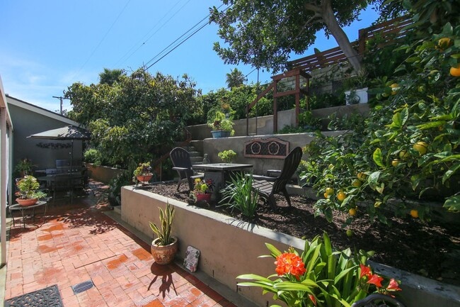 Building Photo - Furnished Single Story Home West of the Freeway