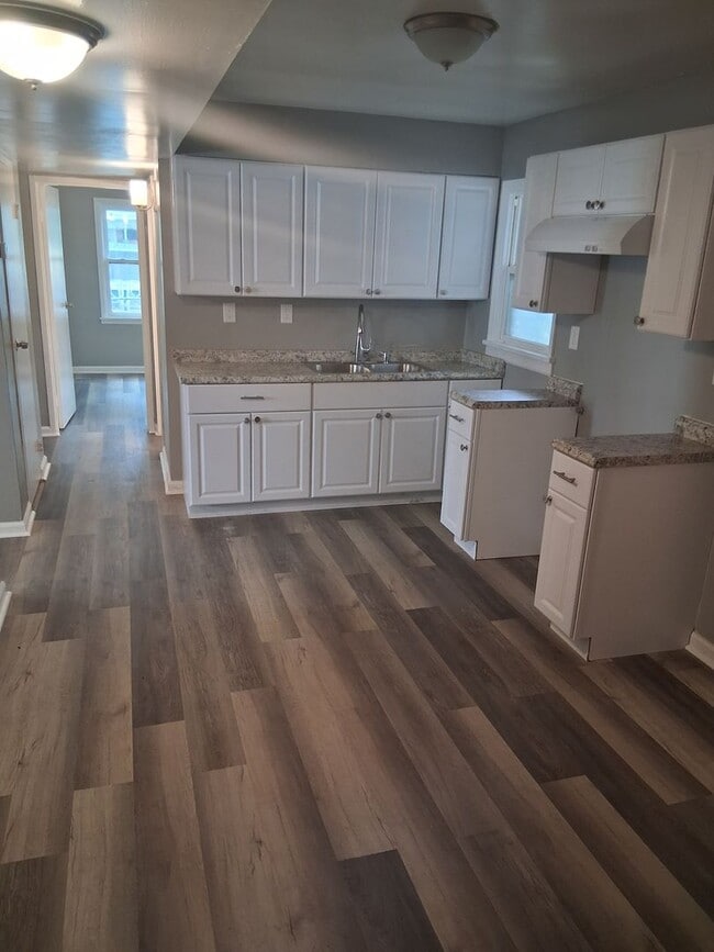 Building Photo - Great 5 bed 2 bath AC close to everything ...