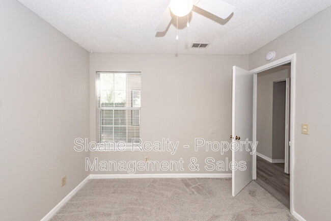 Building Photo - 1022 Oakcrest Dr