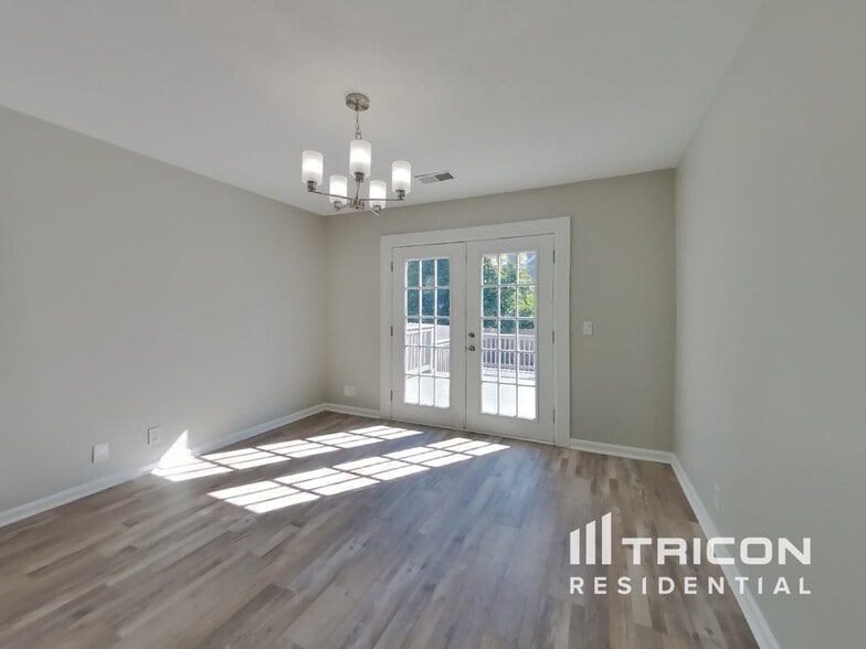 Building Photo - 802 Bexhill Ct N