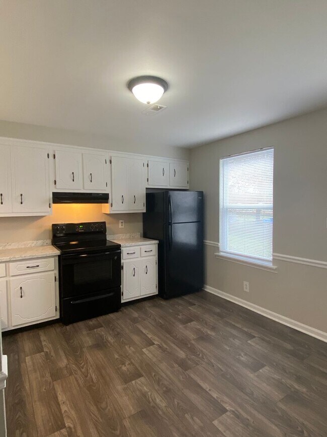 Building Photo - Move In Ready!!