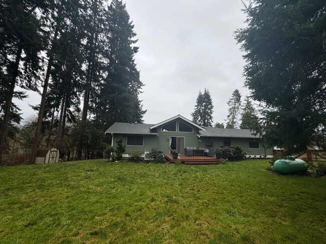 Building Photo - Stunning 3 Bedroom Home is Ideal Scenic Lo...