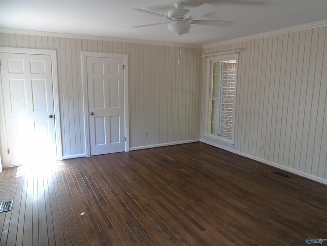 Building Photo - 3317 Lookout Dr SE