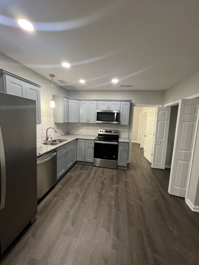 Building Photo - Newly Renovated 2 bed/1 bath apartment (Downstairs)