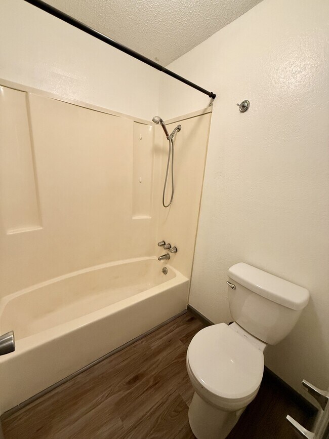 Building Photo - 209 NE Timbercreek Dr