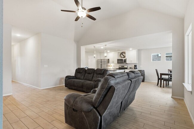 Building Photo - Welcome to this exceptionally well maintained like new home located in the Estates at Morrow Place