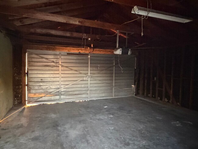 Building Photo - Affordable 3 BD 2 BA house in SW Bakersfield on a corner lot