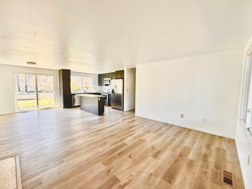 Building Photo - Charming 4BR Home with Huge Yard - W/D and Garage