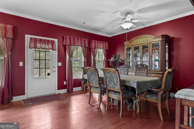 Building Photo - 423 Royal Cres Ln E