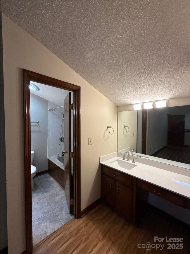 Building Photo - 217 Raintree Dr