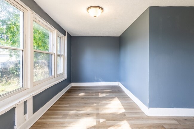 Building Photo - Spacious 2 bedroom/1 bathroom House in Cou...