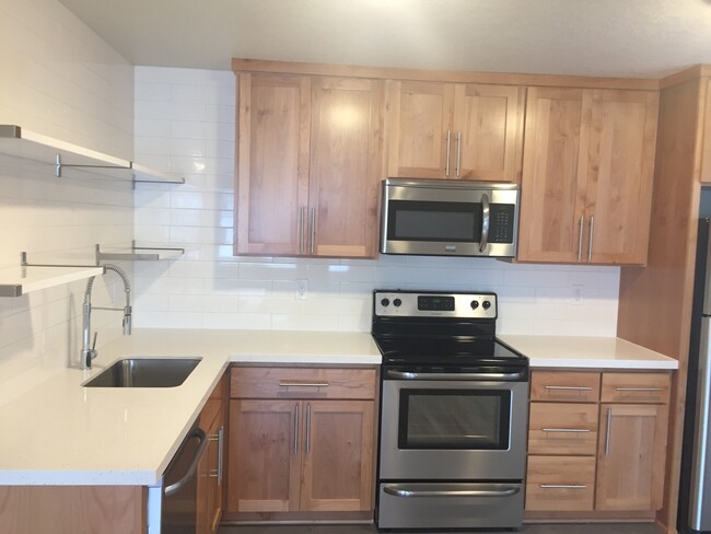 Building Photo - Spacious Like New Remodel 2BR-Portsmouth-N...