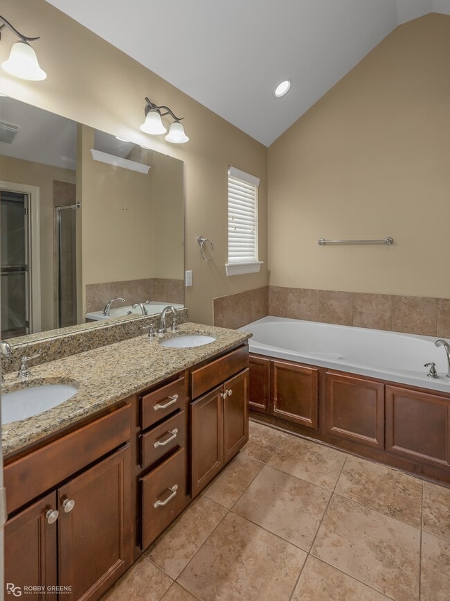 Building Photo - 1702 Avondale Ct