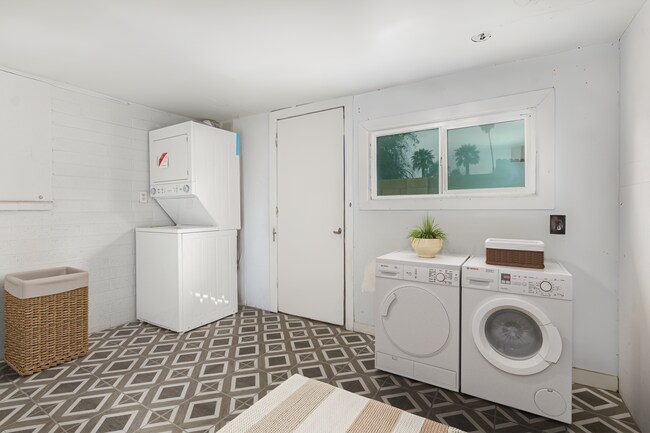 Building Photo - Renovated 2 bed | 1 bath - Central Tempe Location!