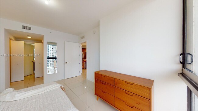 Building Photo - 5300 Paseo Blvd