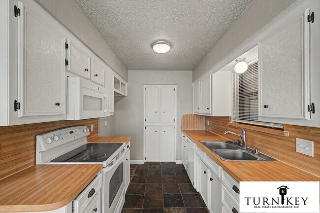 Building Photo - 913 Springhill Dr