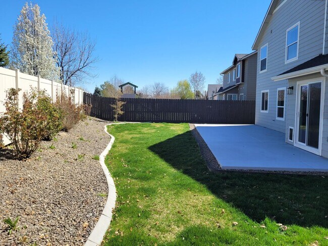 Building Photo - Spacious Home For Everyone!