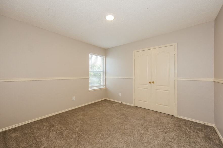 Building Photo - 735 Cedarwood Dr