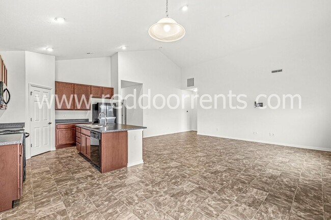 Building Photo - Family-Friendly Fortville Living