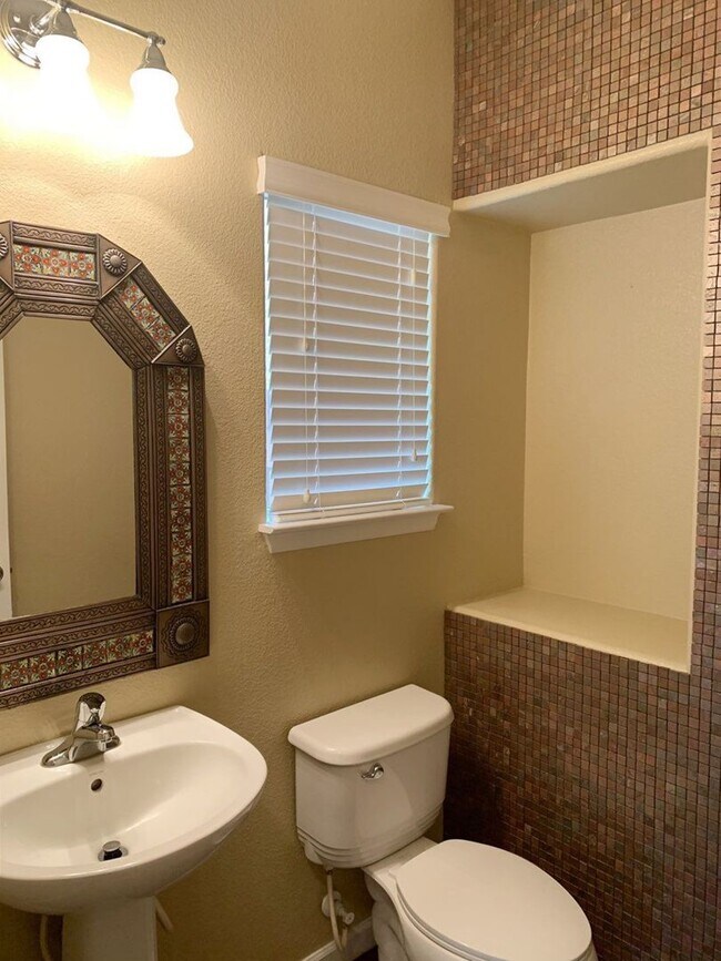 Building Photo - 229 Loma Linda Loop NE