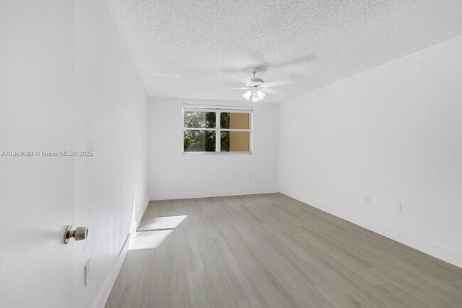 Building Photo - 8333 Lake Dr