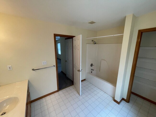 Building Photo - Spacious Home Ready to Rent! Don’t Miss Out!