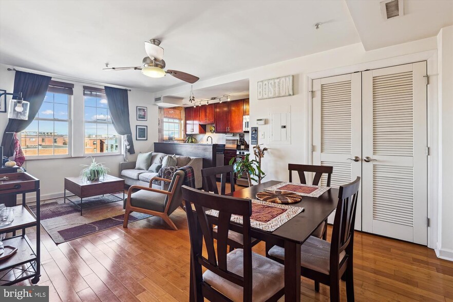 Living room/dining area - 1417 Newton St NW